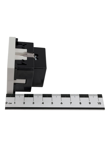 Розетка с з/к. со шторками белая Gigant 851104-1GI