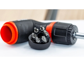 Трещоточная отвёртка с набором насадок YATO 13 предметов YT-27951